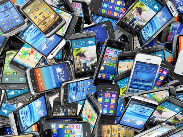 Italiani e smartphone, un rapporto sempre più stretto Italiani e smartphone, un rapporto sempre più stretto