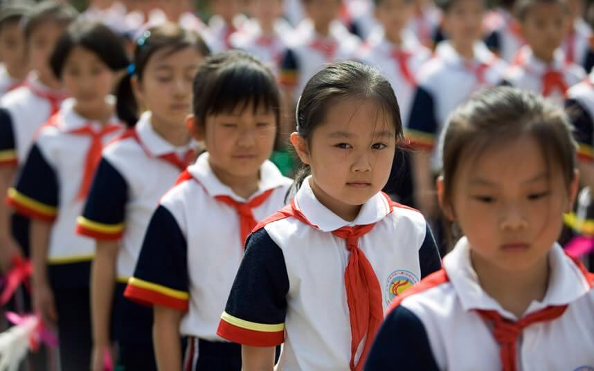 Le scuole cinesi adottano uniformi smart per controllare gli studenti Le scuole cinesi adottano uniformi smart per controllare gli studenti