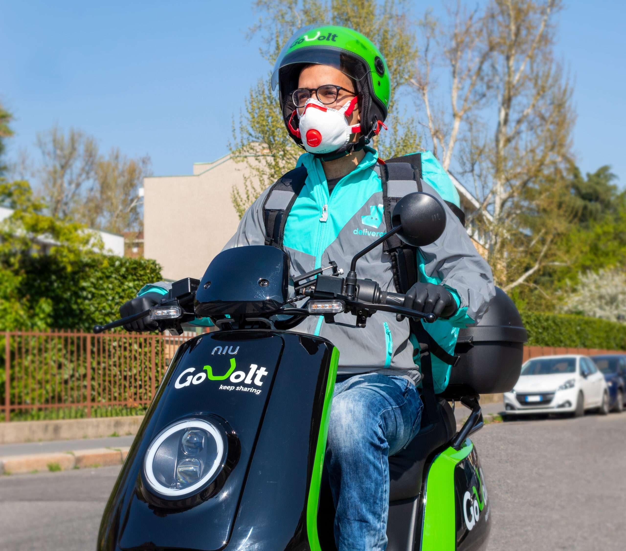Earth Day. Deliveroo stringe una partnership con Go-Volt e consegna su scooter elettrici Earth Day. Deliveroo stringe una partnership con Go-Volt e consegna su scooter elettrici