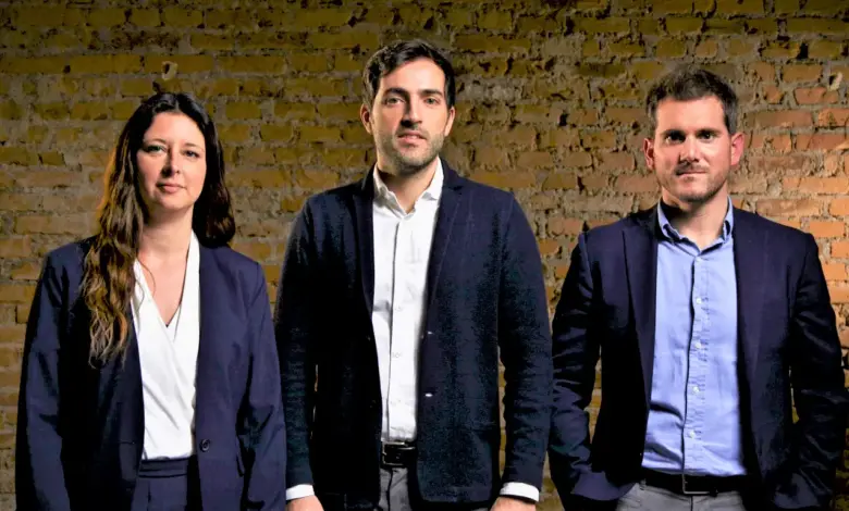 EnGenome, spin off dell’Università di Pavia insediata presso il Dipartimento di Ingegneria Industriale e dell’Informazione, è stata selezionata tra le 65 startup e PMI europee vincitrici della prima call del 2021 dello European Innovation Council (EIC) Accelerator: beneficerà per questo di un contributo complessivo previsto di 3.7 milioni di euro, in parte a fondo perduto e in parte come investimento in equity. Precedentemente noto come SME Instrument, l’EIC Accelerator è il nuovo strumento finanziario europeo che supporta il processo di crescita sui mercati europei e globali di aziende e start-up a vocazione fortemente innovativa, ed ha un budget di circa 1.1 miliardi di euro nel 2021. Il software ‘eVai’ di enGenome, sviluppato dall’azienda per supportare i medici nella diagnosi di malattie genetiche rare attraverso l’interpretazione delle varianti genomiche, ha convinto lo European Innovation Council superando un processo di selezione altamente competitivo e composto di due prime fasi, in cui le candidature sono state valutate prima da esperti esterni e poi da una giuria di investitori ed imprenditori. A livello italiano sono state selezionate 2 aziende su 427 candidature presentate ed il tasso di successo per questa prima call è risultato inferiore al 3%. Ettore Rizzo, CEO e cofondatore di enGenome, considera questo riconoscimento molto più di un'importante iniezione finanziaria: "I feedback ricevuti dai numerosi esperti coinvolti nel processo di selezione confermano la validità della soluzione proposta. Combinando intelligenza artificiale e bioinformatica, ‘eVai’ ha l’obiettivo di aumentare significativamente la resa diagnostica dei test genetici basati sul sequenziamento del DNA valutando la patogenicità di combinazioni di varianti genomiche finora escluse dal processo interpretativo".