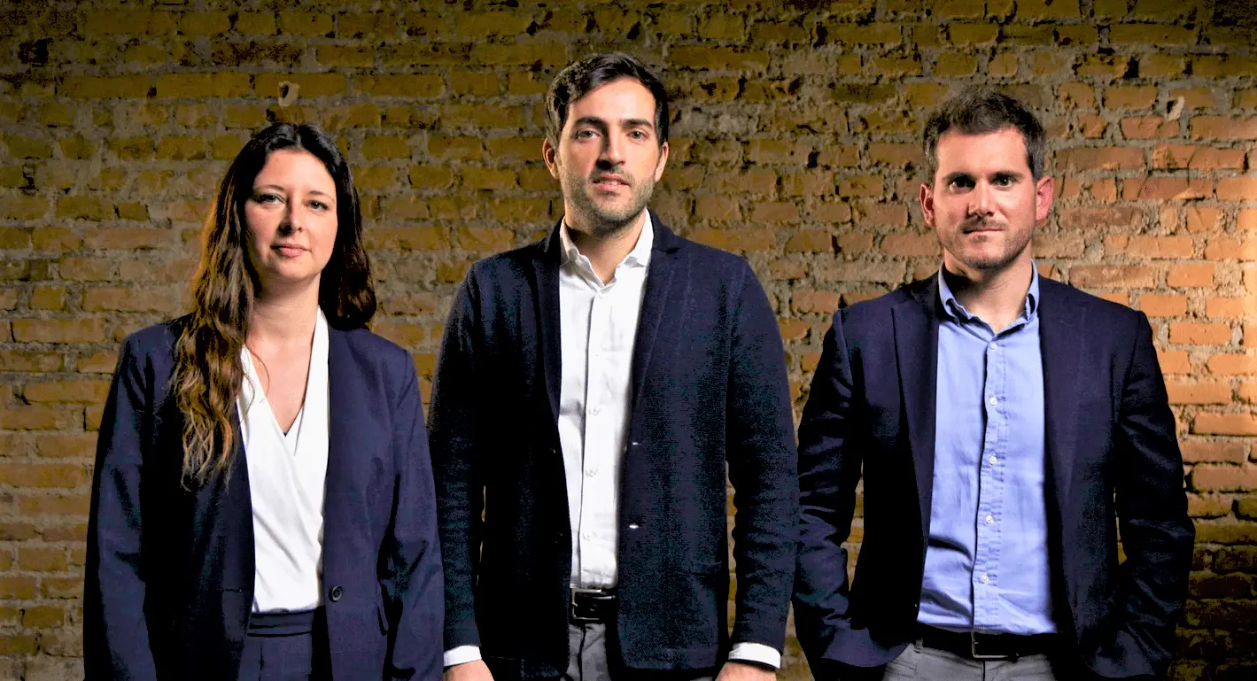 EnGenome, spin off dell’Università di Pavia insediata presso il Dipartimento di Ingegneria Industriale e dell’Informazione, è stata selezionata tra le 65 startup e PMI europee vincitrici della prima call del 2021 dello European Innovation Council (EIC) Accelerator: beneficerà per questo di un contributo complessivo previsto di 3.7 milioni di euro, in parte a fondo perduto e in parte come investimento in equity. Precedentemente noto come SME Instrument, l’EIC Accelerator è il nuovo strumento finanziario europeo che supporta il processo di crescita sui mercati europei e globali di aziende e start-up a vocazione fortemente innovativa, ed ha un budget di circa 1.1 miliardi di euro nel 2021. Il software ‘eVai’ di enGenome, sviluppato dall’azienda per supportare i medici nella diagnosi di malattie genetiche rare attraverso l’interpretazione delle varianti genomiche, ha convinto lo European Innovation Council superando un processo di selezione altamente competitivo e composto di due prime fasi, in cui le candidature sono state valutate prima da esperti esterni e poi da una giuria di investitori ed imprenditori. A livello italiano sono state selezionate 2 aziende su 427 candidature presentate ed il tasso di successo per questa prima call è risultato inferiore al 3%. Ettore Rizzo, CEO e cofondatore di enGenome, considera questo riconoscimento molto più di un'importante iniezione finanziaria: "I feedback ricevuti dai numerosi esperti coinvolti nel processo di selezione confermano la validità della soluzione proposta. Combinando intelligenza artificiale e bioinformatica, ‘eVai’ ha l’obiettivo di aumentare significativamente la resa diagnostica dei test genetici basati sul sequenziamento del DNA valutando la patogenicità di combinazioni di varianti genomiche finora escluse dal processo interpretativo".