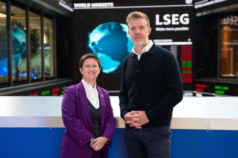 Il Co-CEO di Crowdcube, Matt Cooper, con Julia Hoggett, CEO del London Stock Exchange