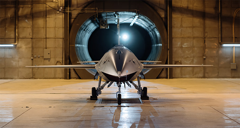 Fury è un velivolo aereo autonomo ad alte prestazioni e multi‑missione, pensato per operare in modo collaborativo negli scenari di combattimento più complessi.