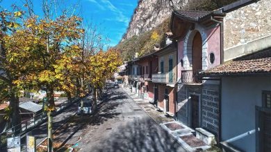 Mendrisio è il secondo polo economico del Canton Ticino e ospita un tessuto economico diversificato che comprende industria, farmaceutica, moda, meccanica ed elettronica, servizi finanziari e di consulenza, ICT, commercio e turismo.